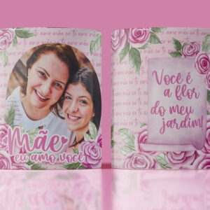 Caneca branca com design floral rosa, foto de duas mulheres e frases de amor.