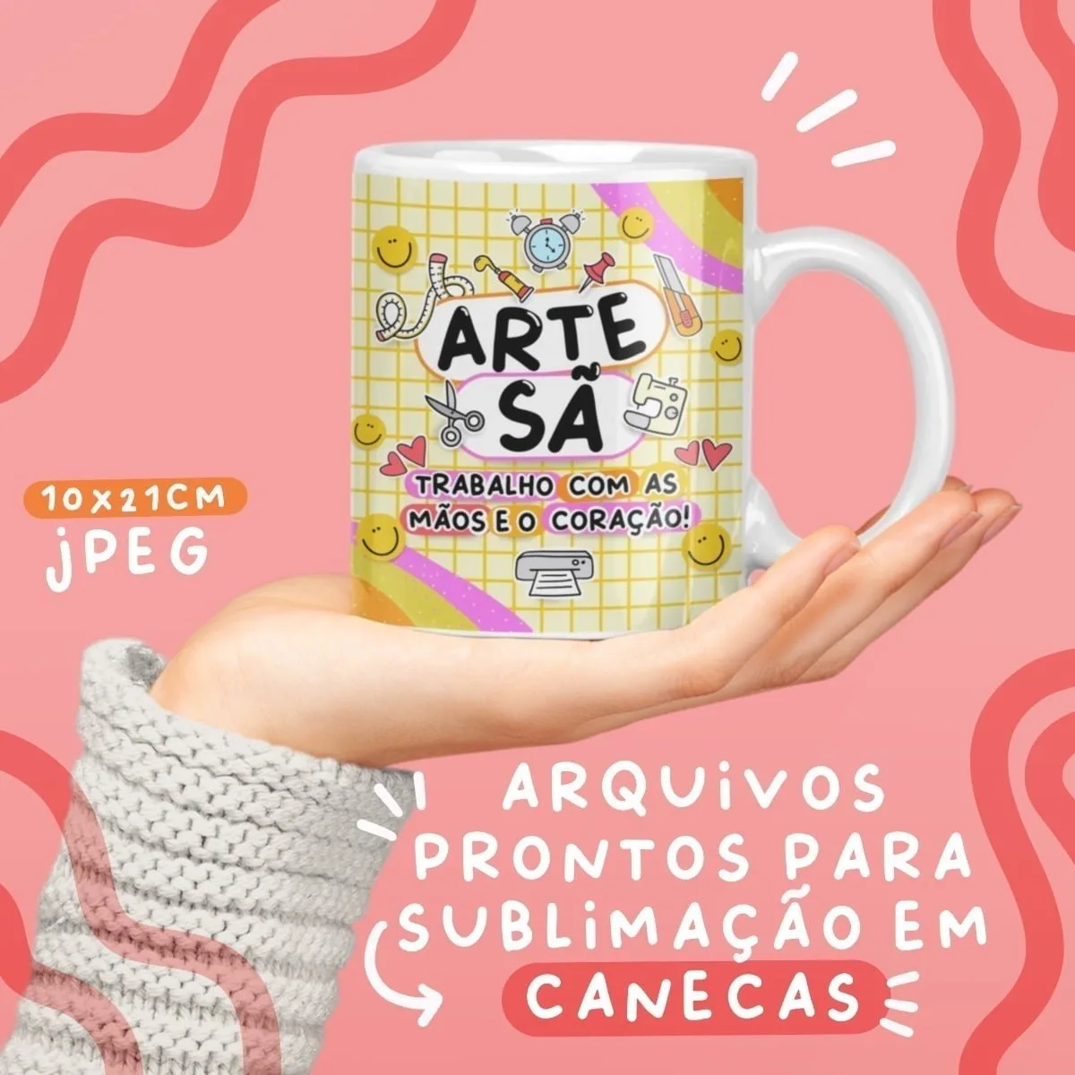 Mão segurando caneca branca com estampa colorida e texto sobre artesanato