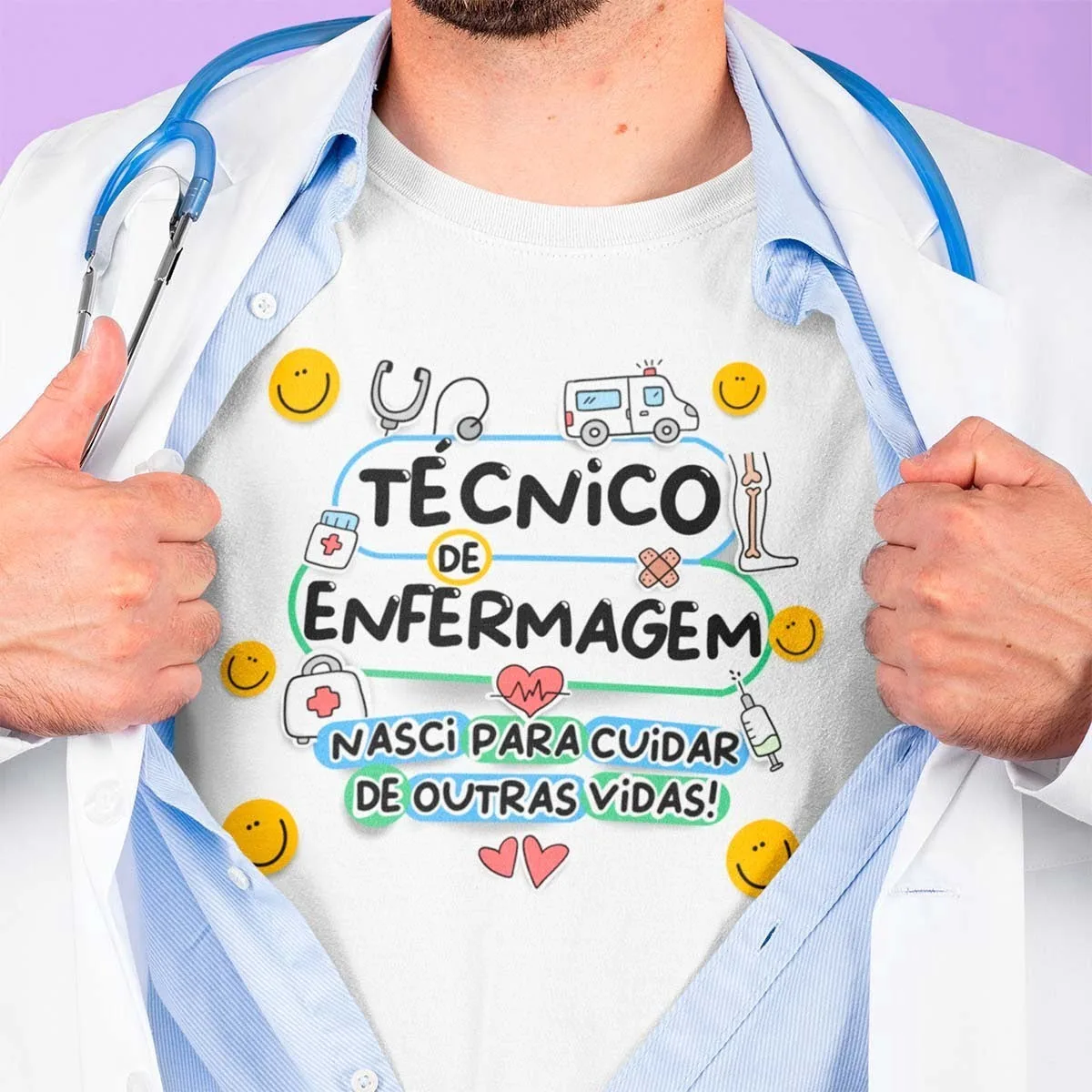 Pessoa abrindo a camisa branca exibindo estampa temática de técnico de enfermagem.