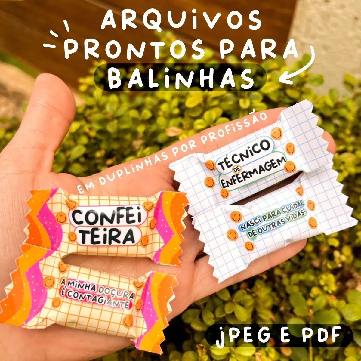 Mão segura duas balinhas decoradas com textos coloridos e fundo xadrez.