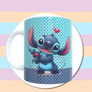 Caneca branca estampada com criatura azul de orelhas grandes e bolinhas pretas.