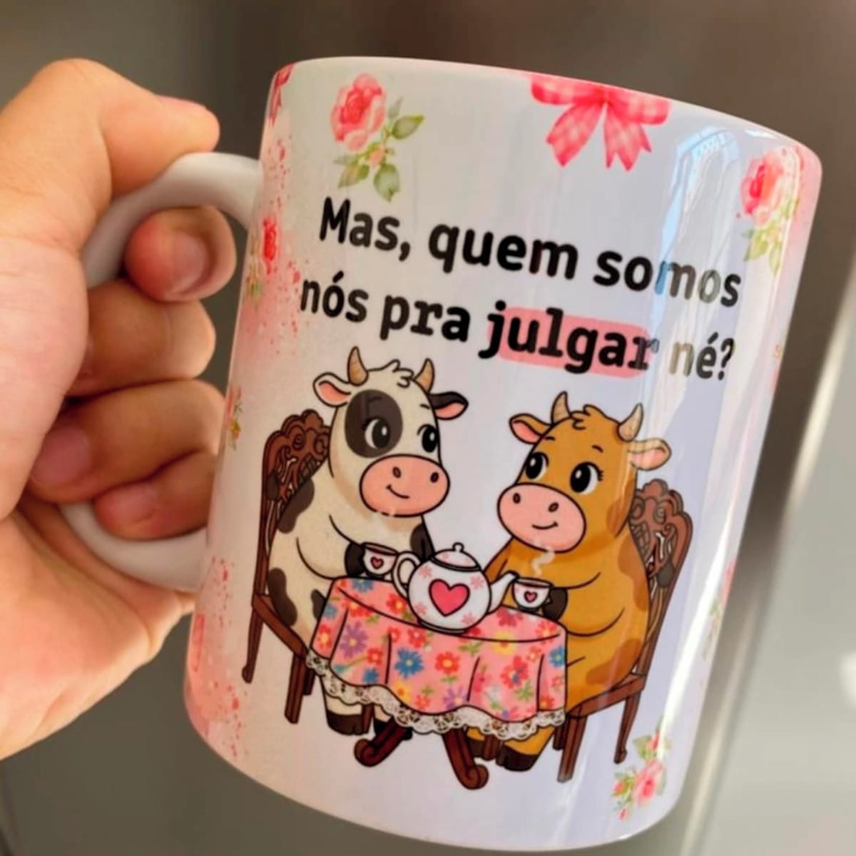 6 Artes Digitais para Sublimação em Canecas Tema Amizade 2 Arte digital com duas vacas de desenho animado tomando chá e frase divertida.
