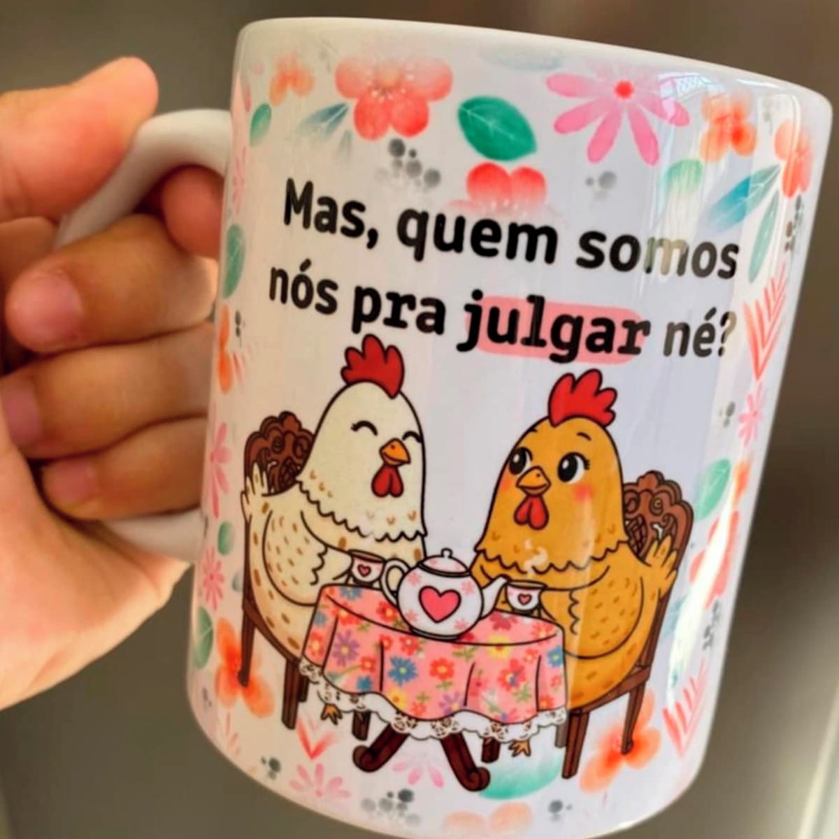 6 Artes Digitais para Sublimação em Canecas Tema Amizade 3 Arte digital de caneca com galinhas em chá e frase motivacional.