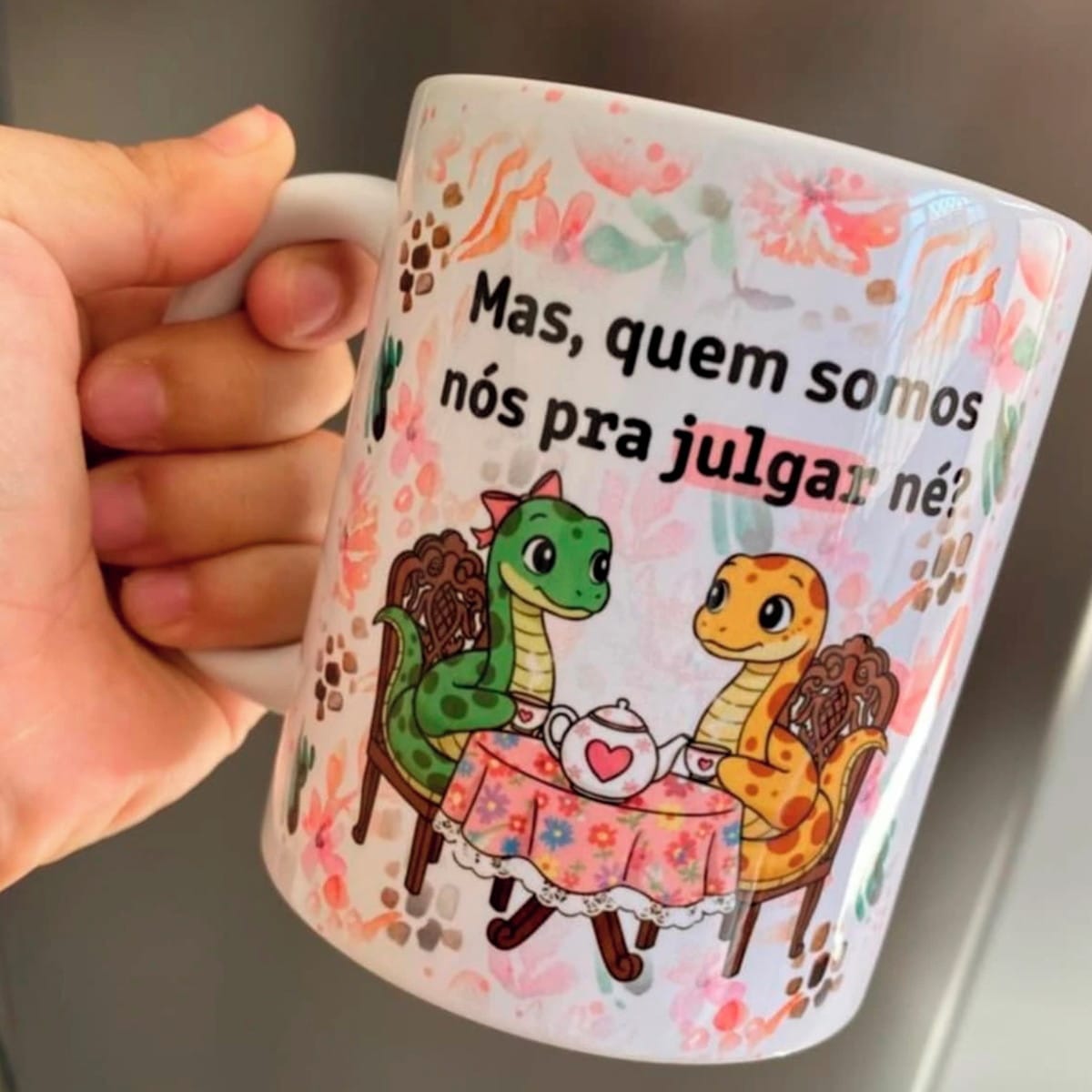 6 Artes Digitais para Sublimação em Canecas Tema Amizade 4 Arte digital de caneca com cobras fofas tomando chá e frase divertida.
