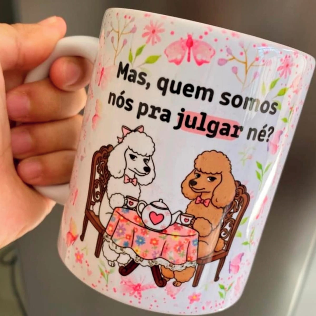 6 Artes Digitais para Sublimação em Canecas Tema Amizade 5 Caneca branca com ilustração de dois poodles tomando chá e frase motivacional.