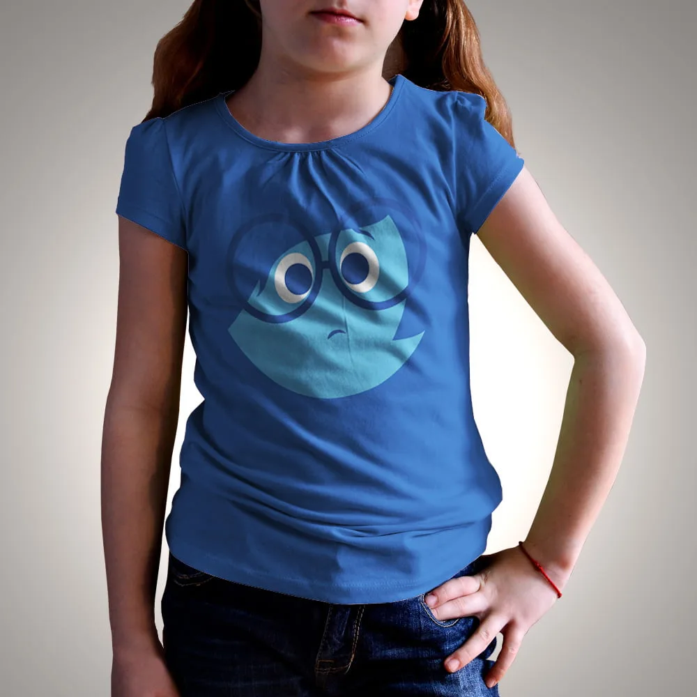 Uma menina vestindo uma camiseta azul com estampa de um rosto de óculos