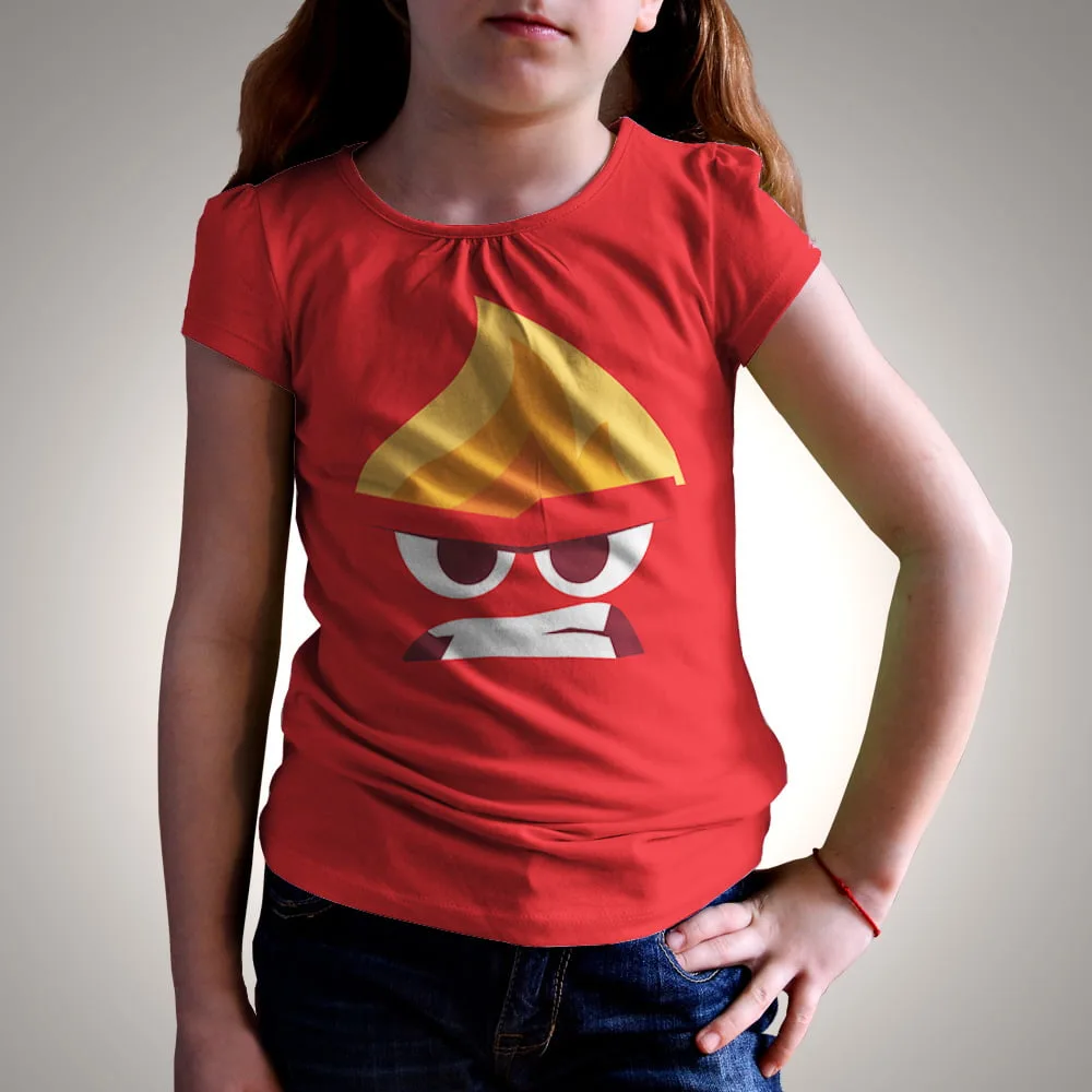 Menina usando camiseta vermelha com estampa de rosto de personagem estilizado