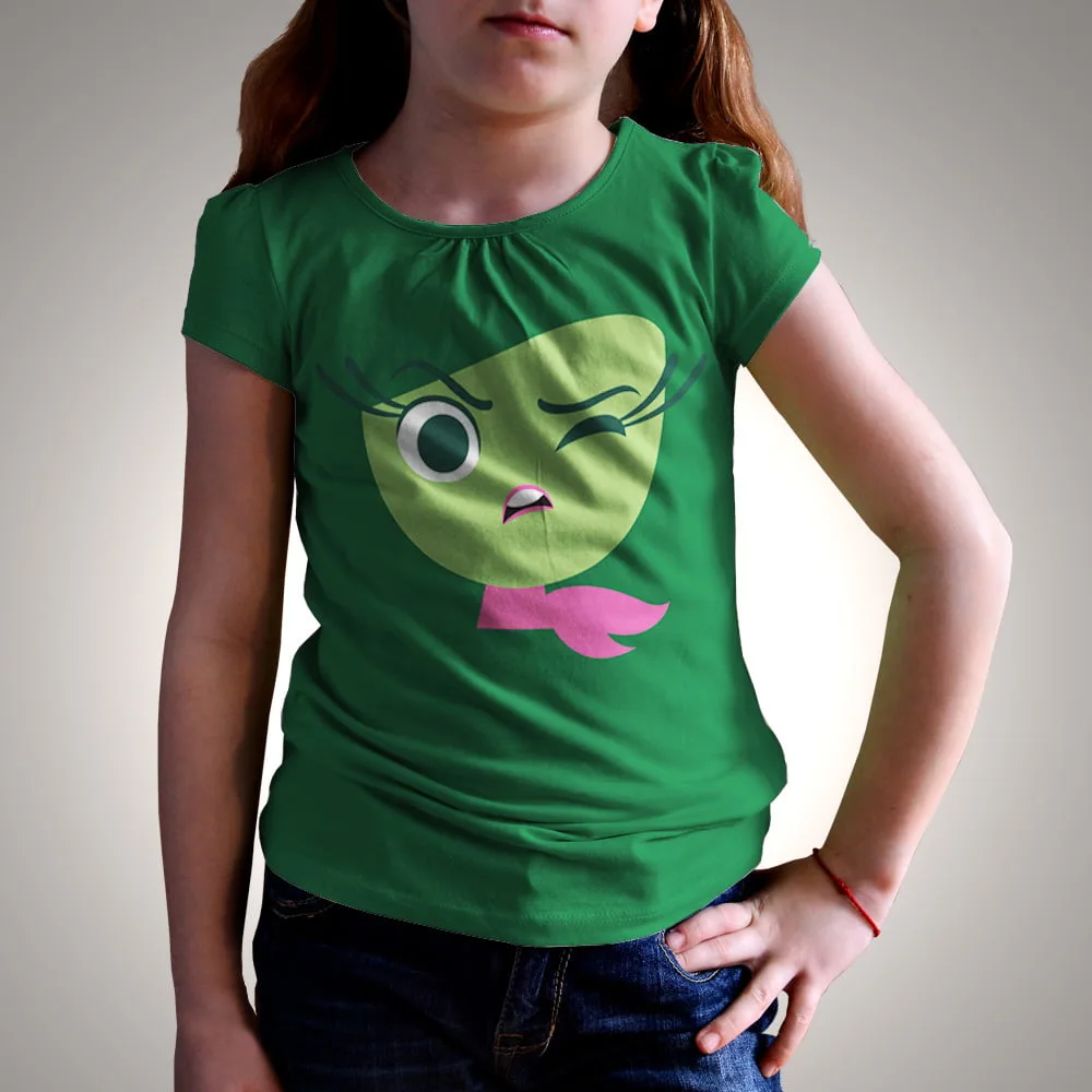 Menina veste camiseta verde com estampa de rosto de personagem animado feminino.