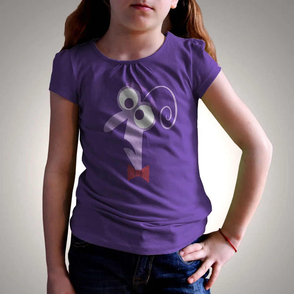 Menina veste camiseta roxa com estampa de personagem com grandes olhos.