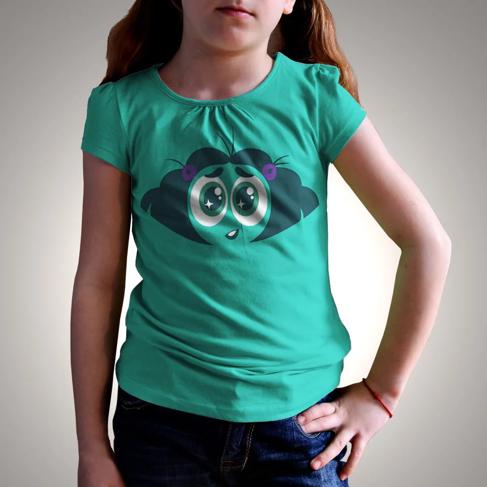 Menina veste camiseta verde-água com estampa de rosto de personagem de desenho animado