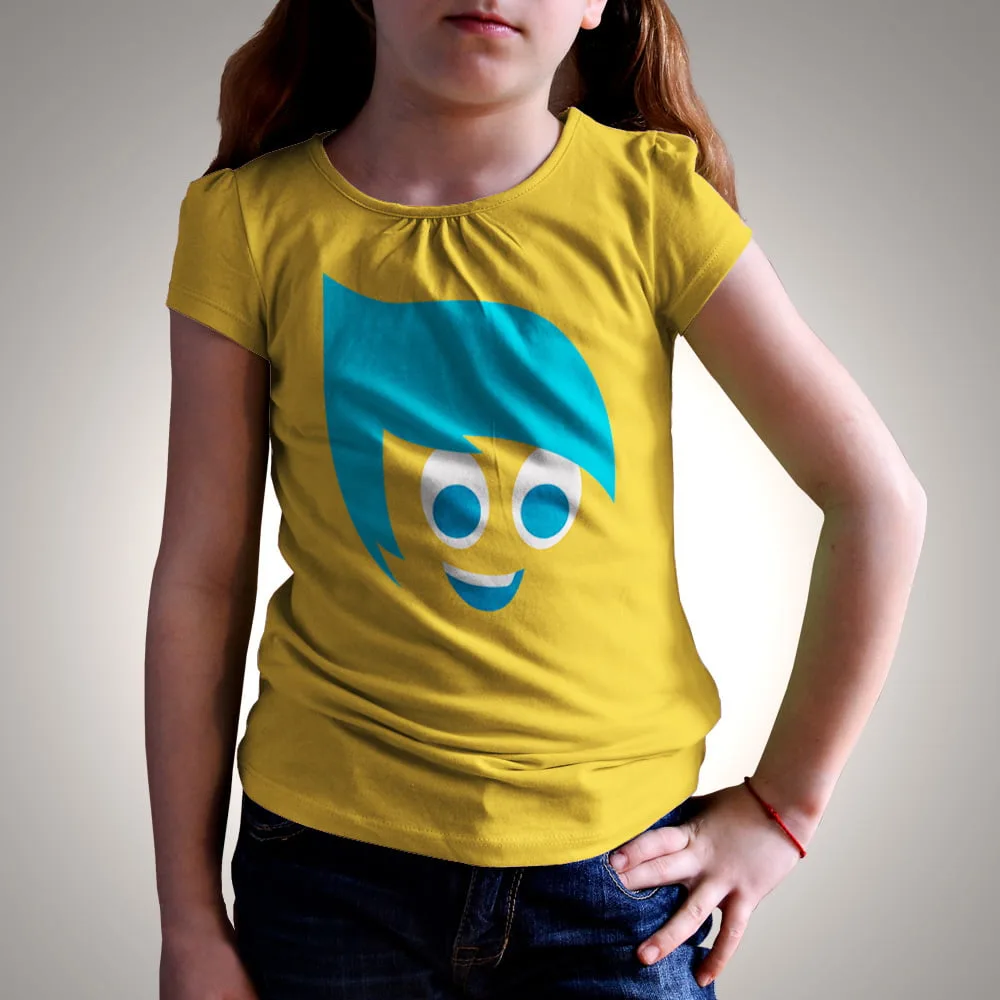 Menina usando camiseta amarela com desenho estilizado de rosto azul no centro.