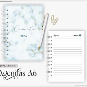 Agenda espiral com capa marmorizada azul e branca ao lado de uma caneta branca