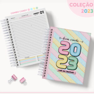 Agenda espiral aberta com página de planejamento diário e capa colorida 2023.