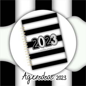 Agenda listrada em preto e branco com espiral dourada e o ano 2023