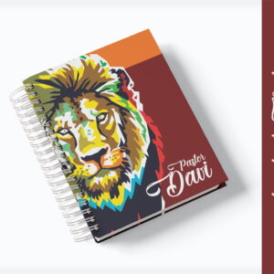 Agenda de capa dura com arte digital de leão colorido e espiral prateada.