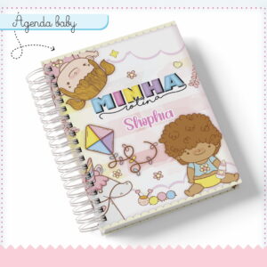Caderno espiral com ilustrações infantis, desenhos de crianças e elementos lúdicos coloridos.
