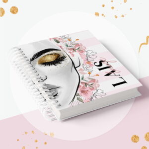Caderno espiral com capa personalizada com ilustração de rosto feminino.