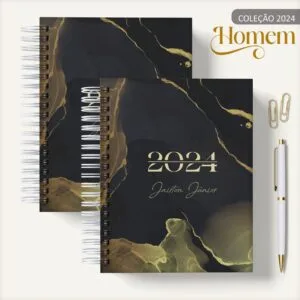 Agenda Masculina Marble Amarelo - Arquivo Digital 33 Dois cadernos espirais com capa preta e dourada, acompanhados de caneta e clipes.