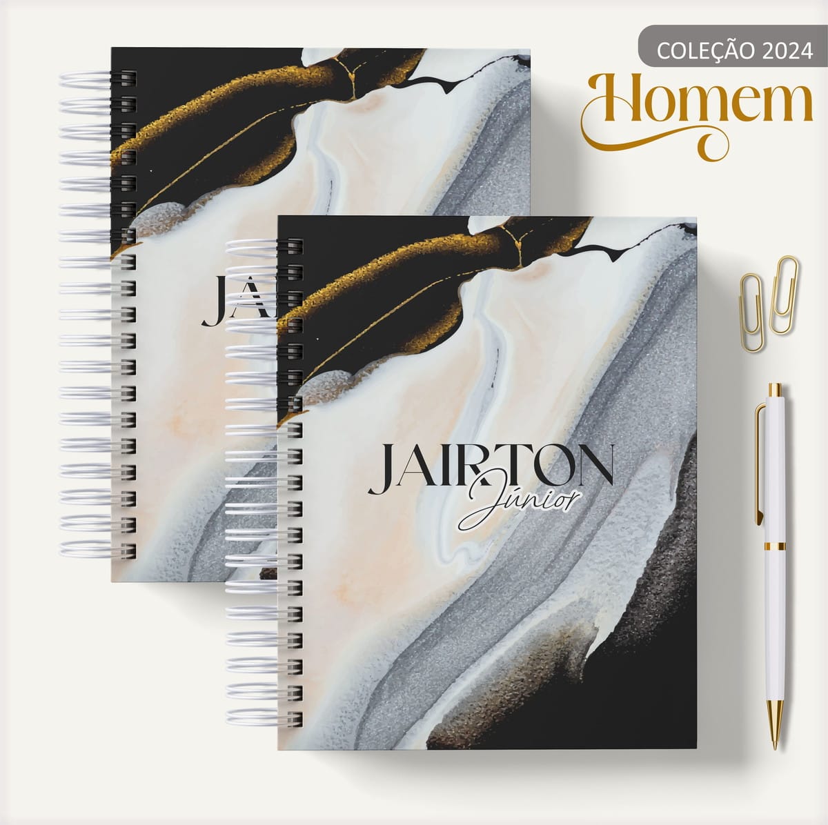 Agenda Masculina Marmorizada Cinza em Arquivo Digital 1 Dois cadernos espiralados com estampa abstrata preta, branca e dourada ao lado de caneta.