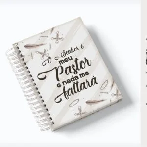 Caderno espiral com capa decorada com texto e desenhos em tons claros.