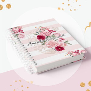 Arte digital de caderno espiral com capa floral, rosas rosa e bordô, nome personalizado.