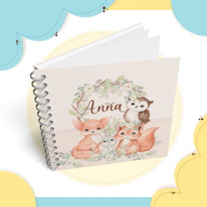 Caderno espiral com capa personalizada ilustrada com animais da floresta em tons suaves.