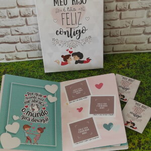 Arte digital de kit presenteável com envelope, álbum e cartões românticos.