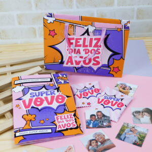 Sacola de presente e cartões personalizados com tema de super heróis e fotos familiares.