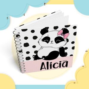 Capa de caderno branco com panda fofo, laço rosa e bolinhas pretas.