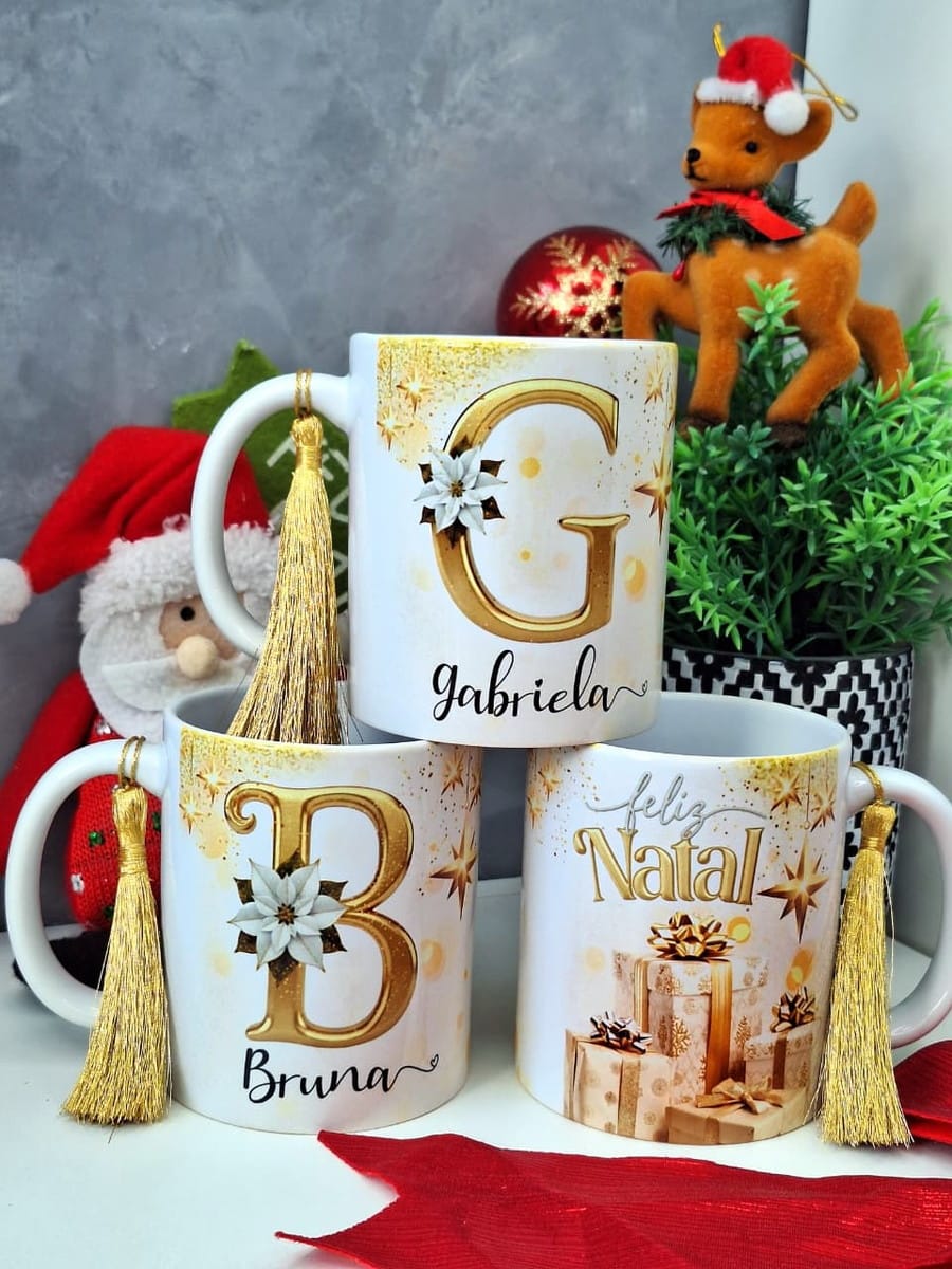 Alfabeto Dourado Natal em PNG para Canecas 2 Três designs digitais natalinos para canecas com letras douradas e presentes.