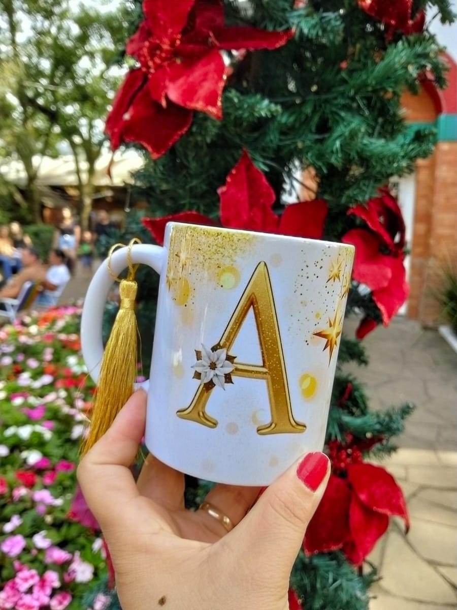 Alfabeto Dourado Natal em PNG para Canecas 1 Design de caneca branca com letra A dourada, detalhes festivos e fundo natalino.