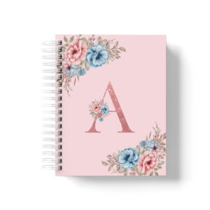 Caderno espiral com capa rosa decorada com flores azuis e rosa e letra brilhante