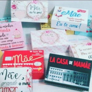 Coleção de pequenas caixas coloridas decoradas com mensagens e estampas variadas.