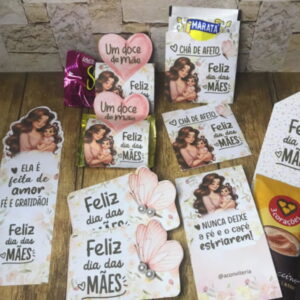 Conjunto de cartões, etiquetas e embalagens impressas com tema de Dia das Mães.