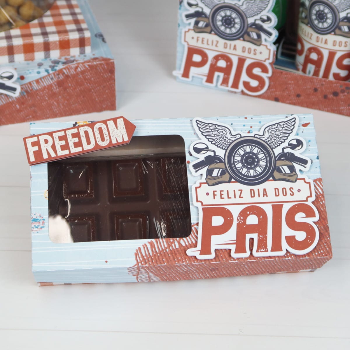 Arquivo de Corte Dia dos Pais Moto com Caixas e Artes 3 Caixa decorada com tema de motocicleta contendo uma barra de chocolate