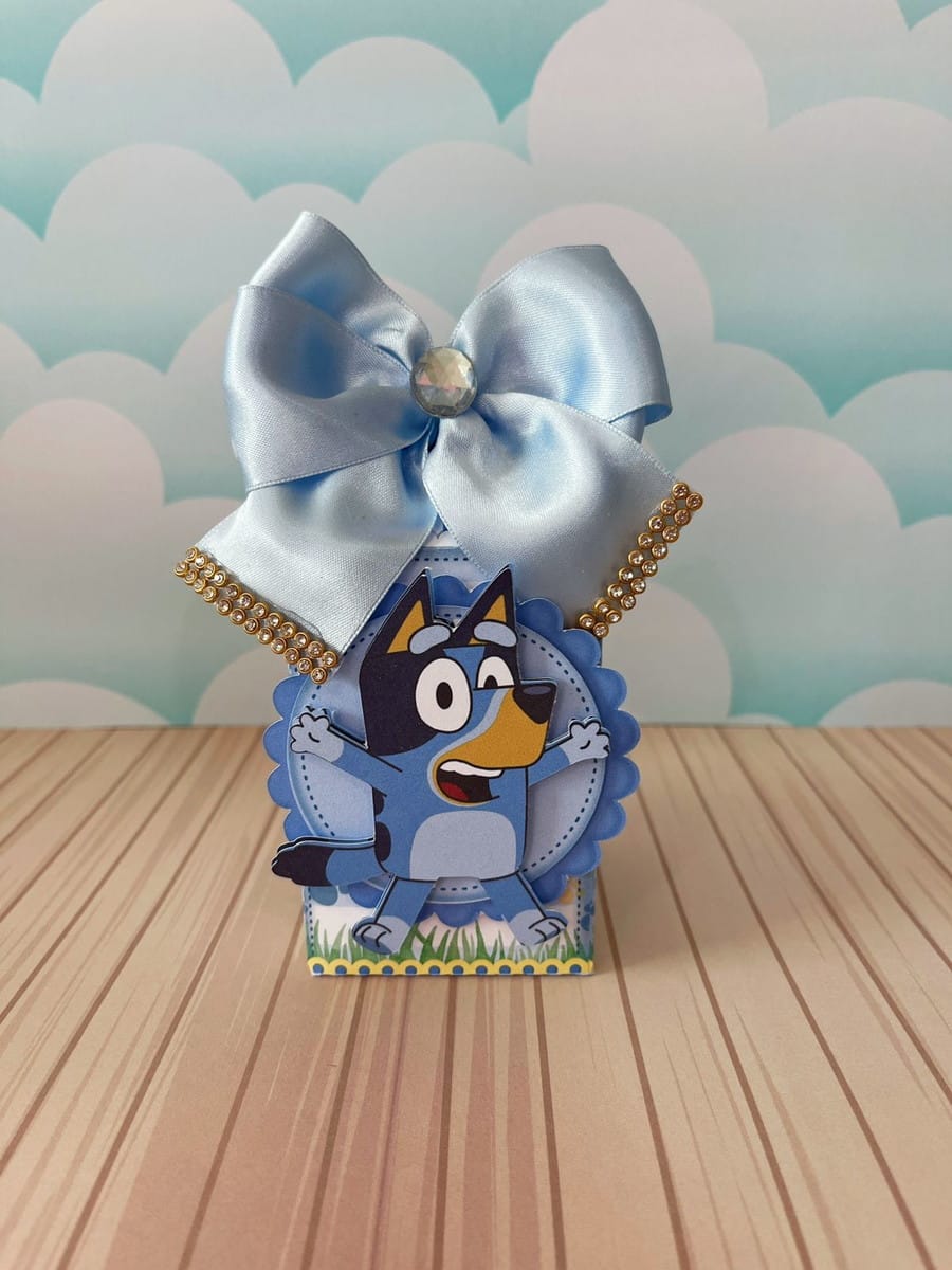 Arquivo de Corte Festa Bluey para Silhouette e Cricut 2 Caixa decorativa com um personagem de desenho animado e um grande laço azul.