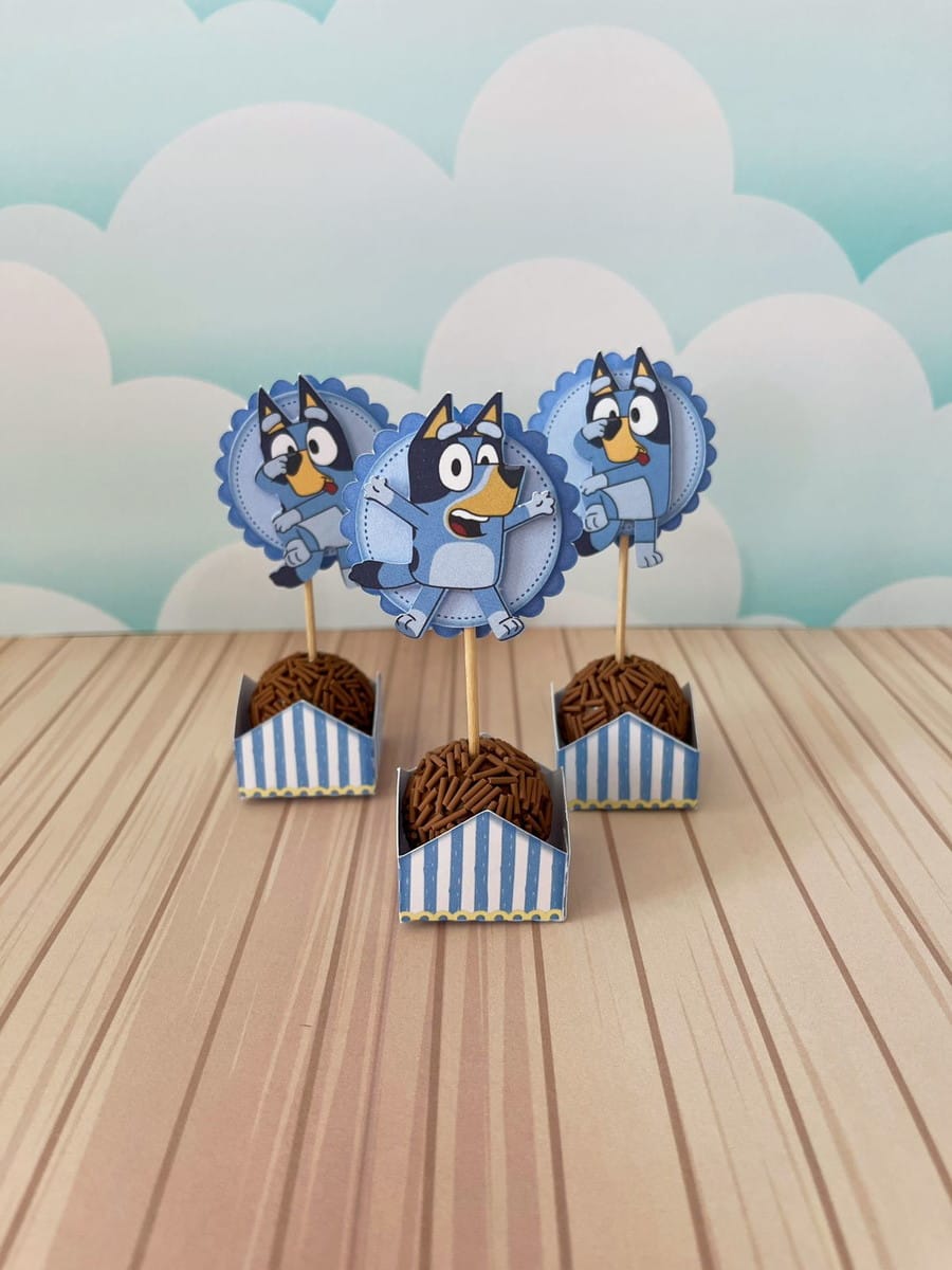 Arquivo de Corte Festa Bluey para Silhouette e Cricut 4 Três docinhos decorados com toppers de papel em forma de cachorros azuis.