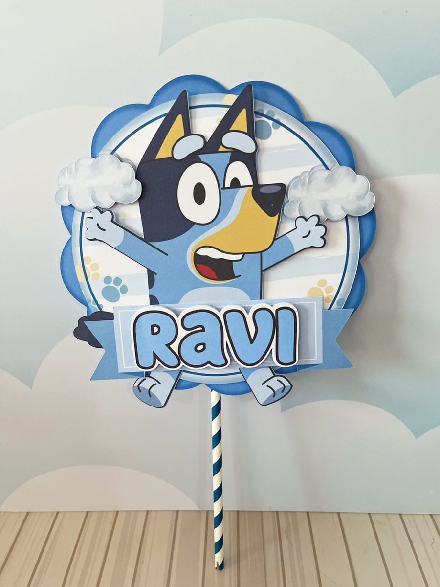 Arquivo de Corte Festa Bluey para Silhouette e Cricut 5 Topo de bolo em camadas com personagem azul, nuvens e nome personalizado.