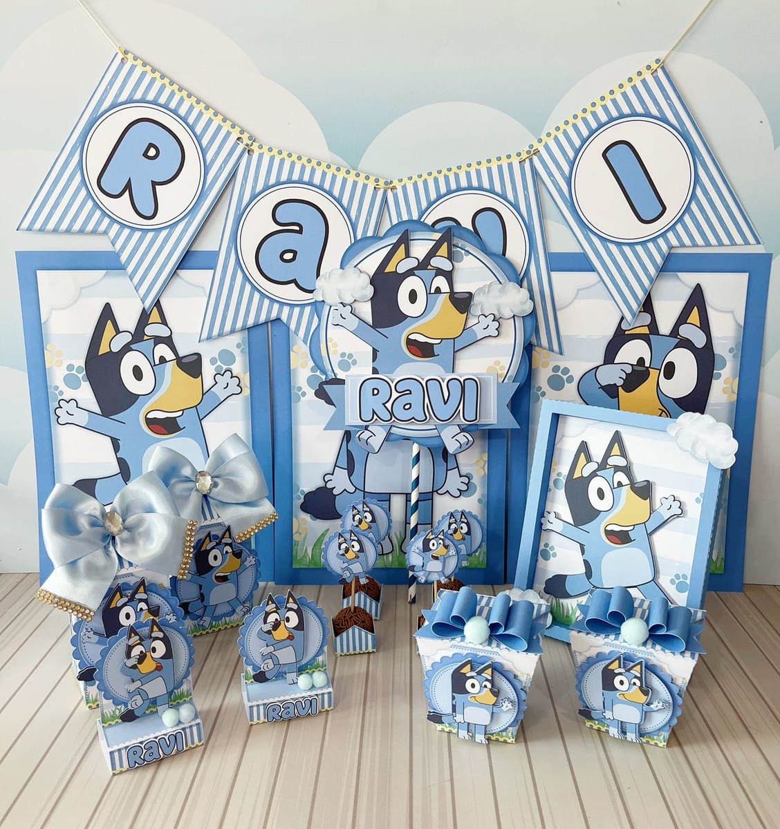 Arquivo de Corte Festa Bluey para Silhouette e Cricut 1 Decoração de festa infantil temática azul com personagens de cachorro e nome personalizado em papelaria.