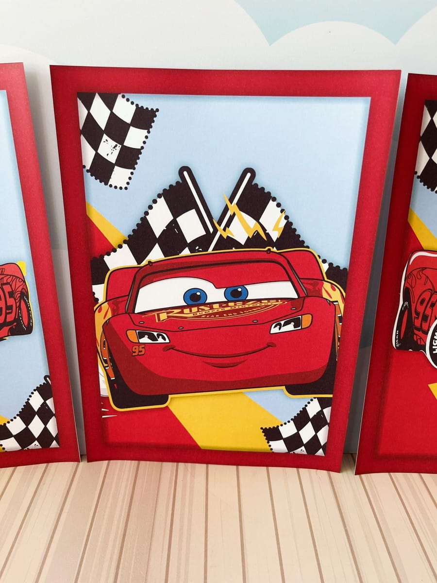 Arquivo de Corte Festa Carros Disney com McQueen e Mate 3 Carro de corrida vermelho de desenho animado com bandeiras quadriculadas. Arte digital.