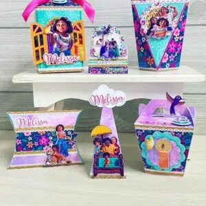 Conjunto de caixas de papel personalizadas com temas coloridos e desenhos animados.
