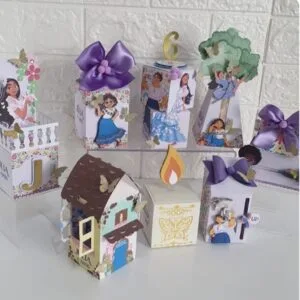 Kit de lembrancinhas personalizadas com figuras de animação e laços de fita roxa.