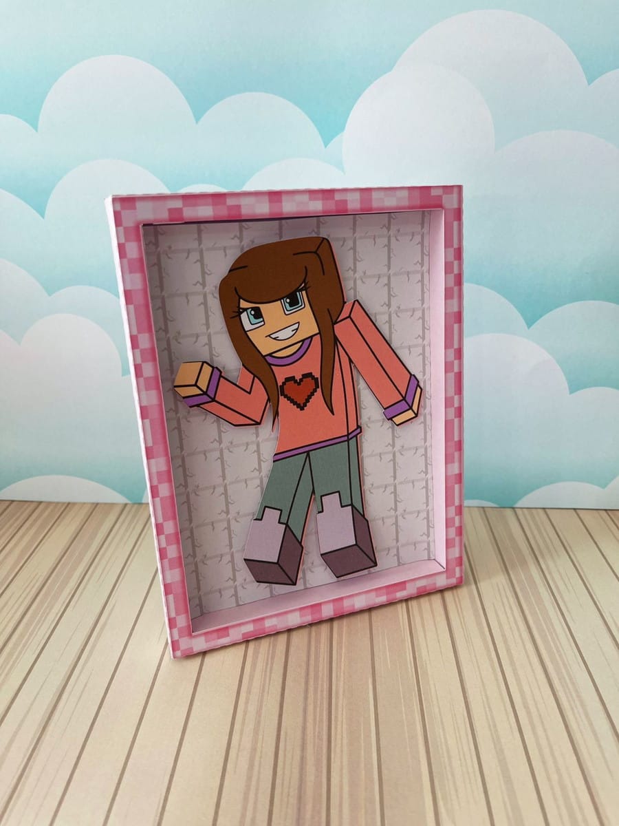 Arquivo de Corte Minecraft Menina Festa em Studio e PDF 3 Personagem feminina estilo pixel art sorridente em moldura decorativa.