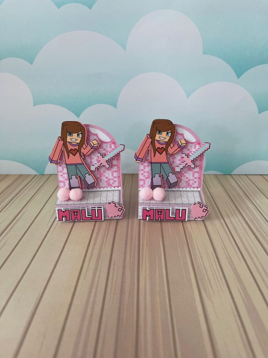 Arquivo de Corte Minecraft Menina Festa em Studio e PDF 5 Duas figuras de papel de uma personagem de jogo pixelado, com espada e pompons.
