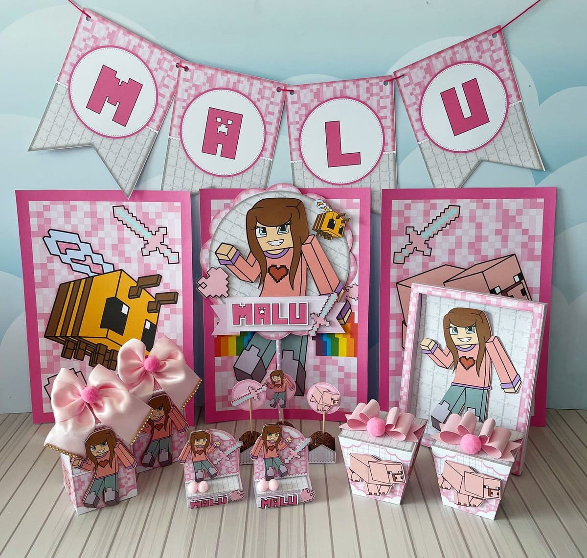 Arquivo de Corte Minecraft Menina Festa em Studio e PDF 1 Coleção de arte pixelada rosa para festa com personagem, abelha e porco.