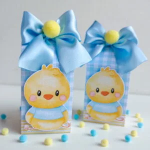 Duas caixas decoradas com estampa xadrez azul, laços e pintinhos amarelos.