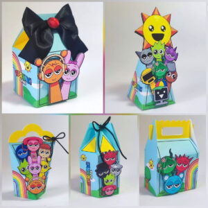 Cinco caixas de lembrancinhas decoradas com personagens animados coloridos e arco-íris.