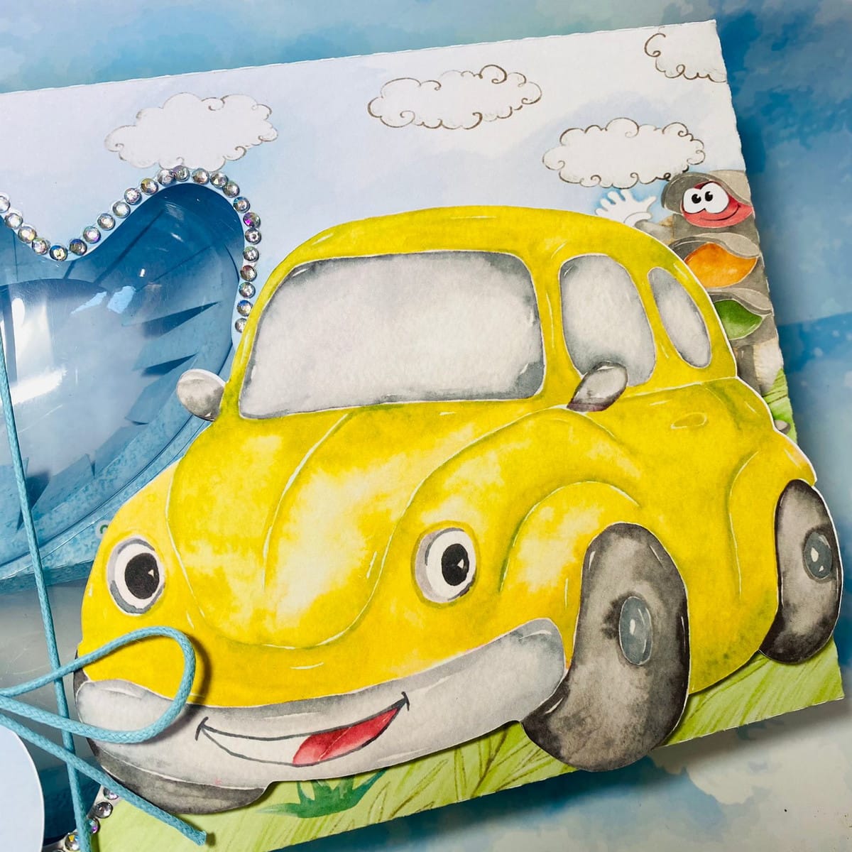 Arquivo de corte Mini Confeiteiro Carrinho para lembrancinha 2 Ilustração infantil em aquarela de um carrinho amarelo sorridente com nuvens.