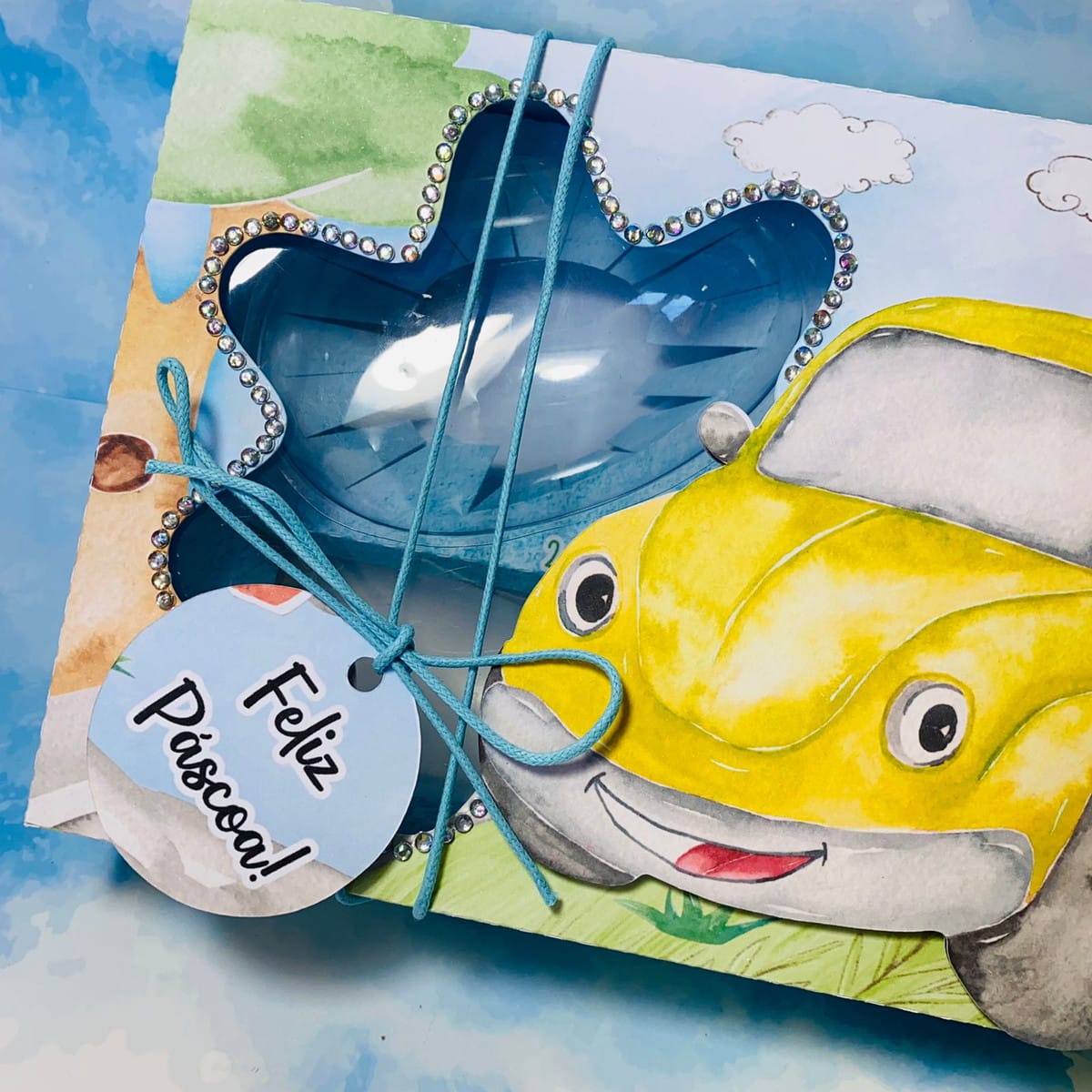 Arquivo de corte Mini Confeiteiro Carrinho para lembrancinha 3 Caixa com estampa de carro amarelo sorrindo e detalhes decorativos.