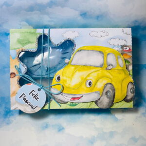 Caixa decorada com ilustração de carro amarelo, nuvens e tag com os dizeres Feliz Páscoa.